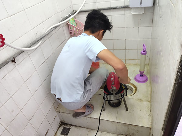 合肥管道堵塞冒臭气 专业师傅现场解决问题